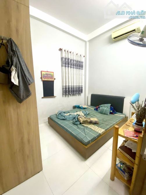 BÁN NHÀ QUẬN 12  NHÀ 3 TẦNG THIẾT KẾ SANG TRỌNG - Ngang 4m dài 15m HẺM 10M 2 CHIẾC XE HƠI - 10