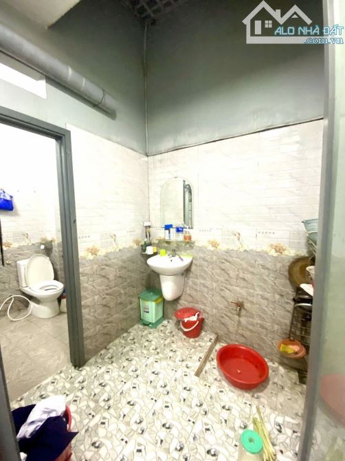 BÁN NHÀ QUẬN 12  NHÀ 3 TẦNG THIẾT KẾ SANG TRỌNG - Ngang 4m dài 15m HẺM 10M 2 CHIẾC XE HƠI - 11