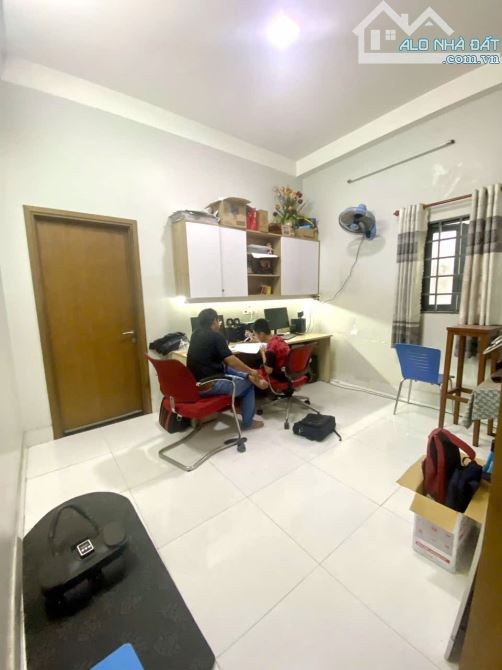 BÁN NHÀ QUẬN 12  NHÀ 3 TẦNG THIẾT KẾ SANG TRỌNG - Ngang 4m dài 15m HẺM 10M 2 CHIẾC XE HƠI - 1