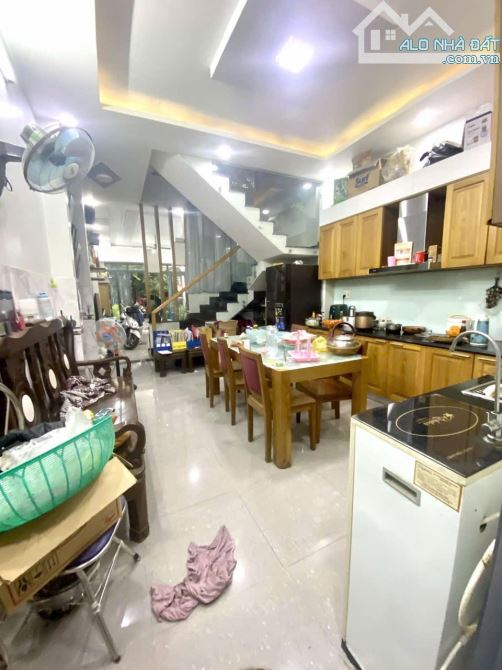 BÁN NHÀ QUẬN 12  NHÀ 3 TẦNG THIẾT KẾ SANG TRỌNG - Ngang 4m dài 15m HẺM 10M 2 CHIẾC XE HƠI - 3