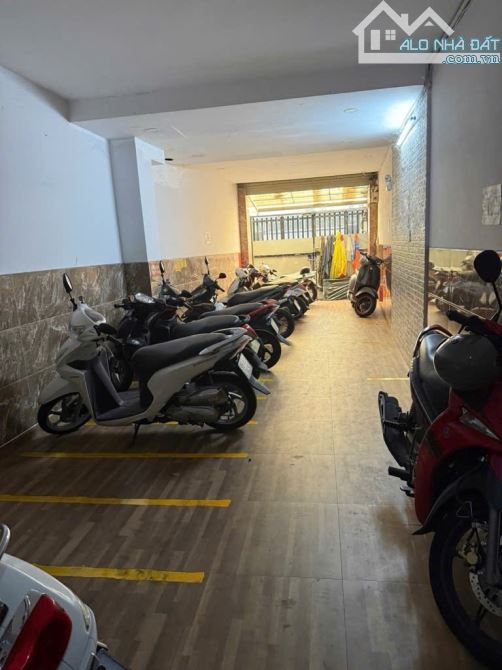 CHDV 12P sát DH Công thương, cho thuê 4.5%/năm, đúc 5 tầng, Sân thượng, giá 10.12ty - 4