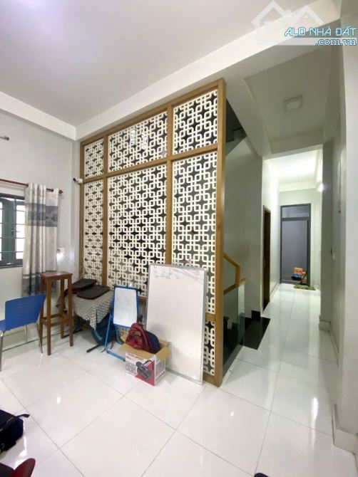 BÁN NHÀ QUẬN 12  NHÀ 3 TẦNG THIẾT KẾ SANG TRỌNG - Ngang 4m dài 15m HẺM 10M 2 CHIẾC XE HƠI - 7