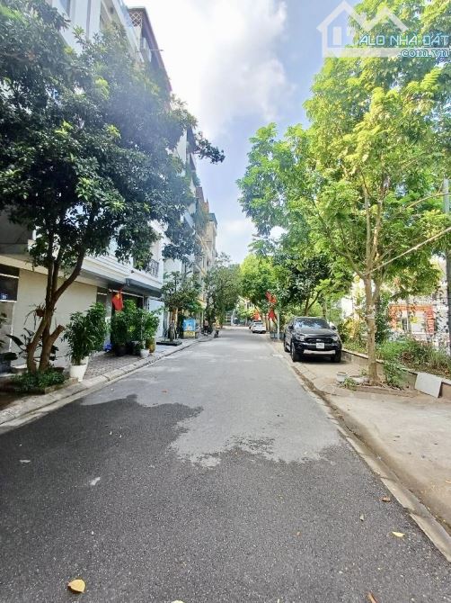 Bán đất Giang Biên 60m lô góc, oto 7 chỗ vào đất giá 10 tỷ hơn
