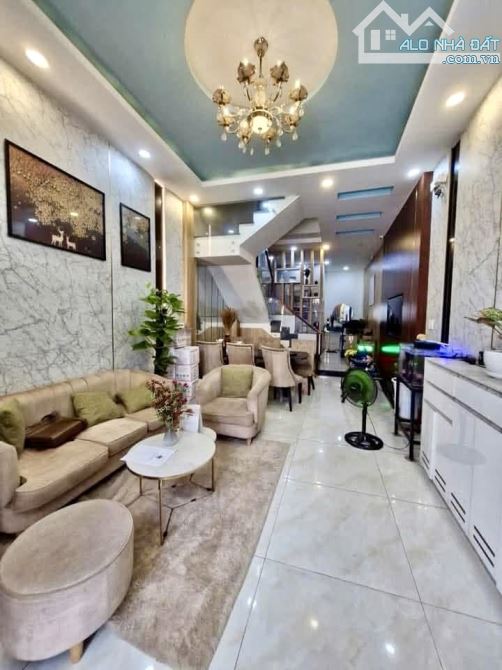 Ở NGAY! Bán Nhà 5 Tầng Lung Linh Phan Xích Long, 42m2, 7.3 Tỷ