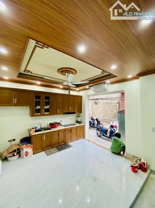 Bán nhà Việt Hưng 5 tầng đẹp long lanh, dân xây, cạnh oto giá nhô 6 tỷ - 1