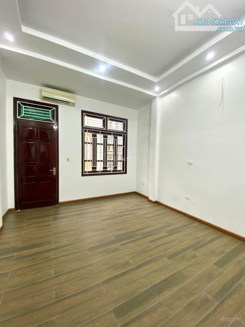 Bán nhà Xuân Thủy - Nhà đẹp thoáng sáng - Ô tô đỗ - 40m2 - 10,3 tỷ - 2