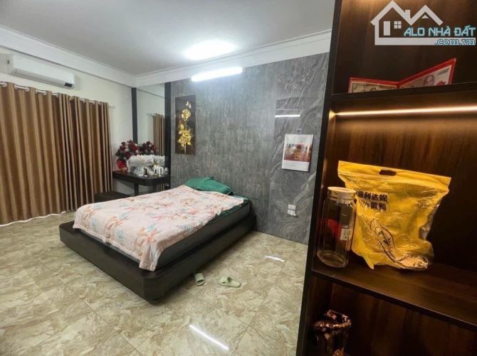 NHÀ LÔ GÓC 52m2 , MỚI KÍNH COONG NGUYỄN VĂN CỪ - GARA Ô TÔ - THANG MÁY GIÁ CHÀO 15 ĐỒNG - 4