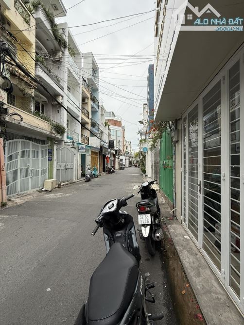 Nhà riêng tại đường 3/2 - Quận 10, thông số HOA HÂU: 4x13, hẻm xe hơi đỗ cửa