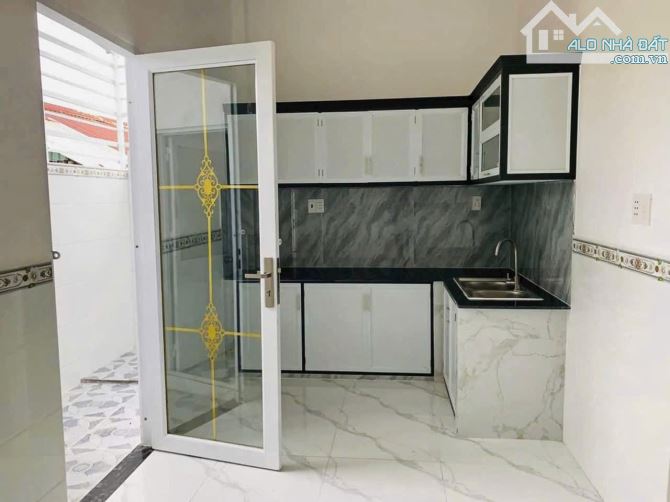 Bán nhà mới 1 lầu 3 phòng ngủ ; DT 5,3 x 15 xe ô tô vào tận nơi, cách ủy ban xã Mỹ Lộc 1km