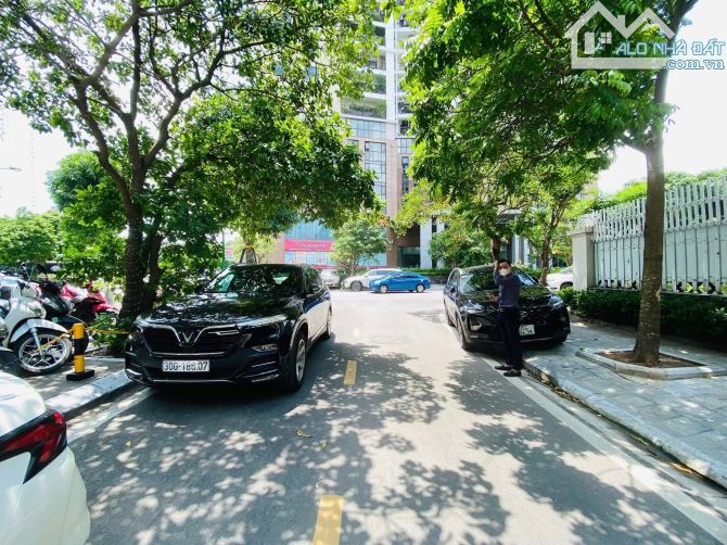 Siêu phẩm biệt thự KĐTM Dịch Vọng, Cầu Giấy, DT 308M, 4T, MT 15M, Giá 95 Tỷ.