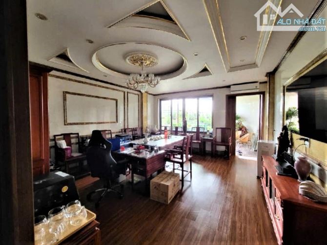 Bán nhà mặt phố Phạm Văn Đồng 200m2, 10tầng hiện đại thang máy, thông sàn giá 51tỷ - 1