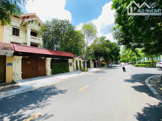 Siêu phẩm biệt thự KĐTM Dịch Vọng, Cầu Giấy, DT 308M, 4T, MT 15M, Giá 95 Tỷ. - 1