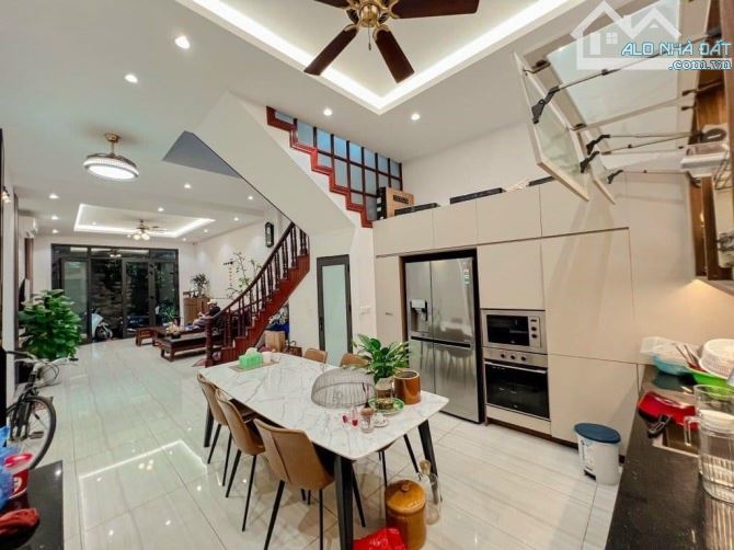 Hiếm bán nhà Nguyễn Văn Cừ, Long Biên ngõ nông thoáng sáng 40m2, 5 tầng, giá 6 tỷ 950 - 1