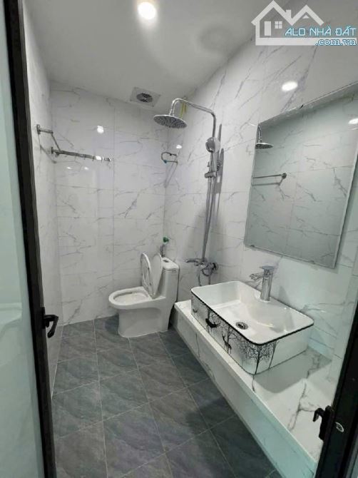 BÁN NHÀ :Tựu Liệt, 40m2, cấp 5, vị trí đẹp, Gara oto cạnh nhà. Hơn 5 tỷ - 2