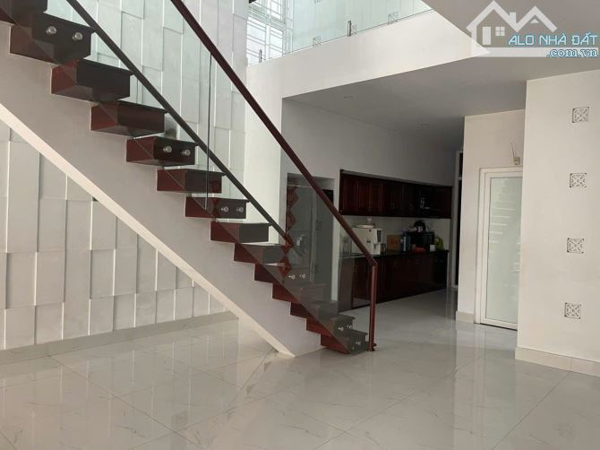 Cho thuê nhà mặt tiền 3 tầng 230m2  Đồng Khởi, Bàu Vá, Huế - 2