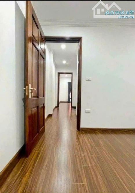 BÁN NHÀ :Tựu Liệt, 40m2, cấp 5, vị trí đẹp, Gara oto cạnh nhà. Hơn 5 tỷ - 3