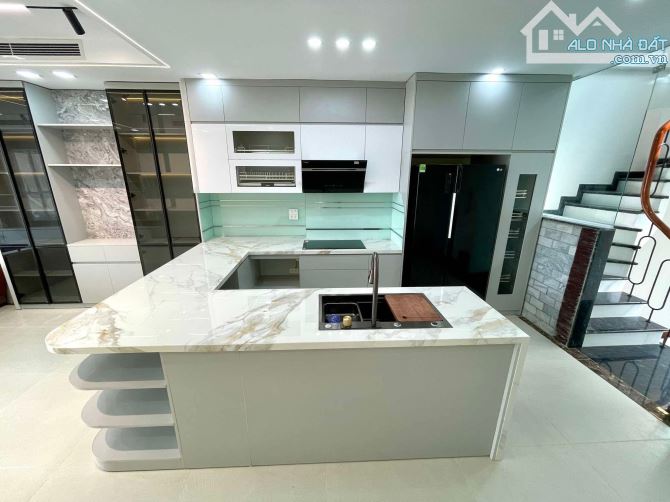 BÁN NHÀ ĐẲNG CẤP 8 TẦNG TẠI LONG BIÊN - GIÁ CHỈ 20 TỶ  🏡 Gara ô tô - Thang máy hiện đại -