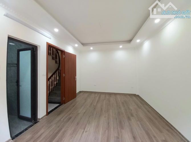 Quá rẻ rồi Bán gấp nhà Đông Thiên 5,2 tỷ, 30m², 5 tầng đẹp, nhiều tiện ích - 1