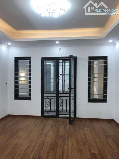 Cho thuê nhà ngõ 118 Nguyễn Khánh Toàn. Dt 70m2 x 4 tầng, nhà đẹp, ngõ 2 xe ô tô đi lại - 1