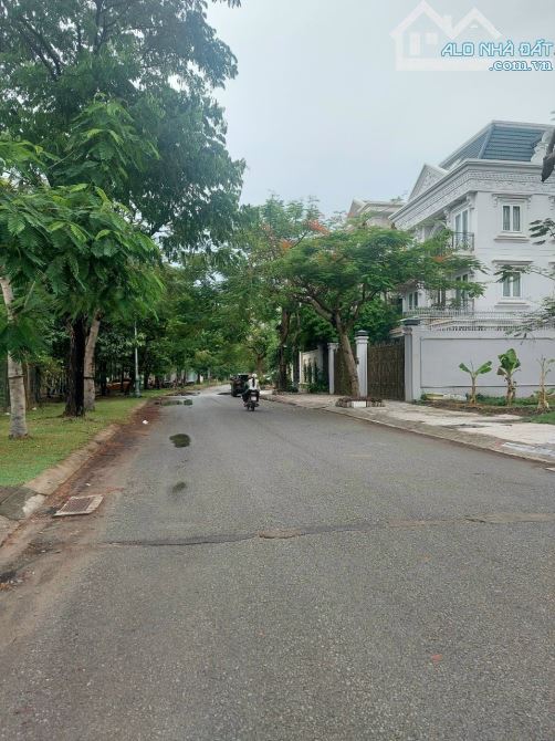Bán đất biệt thự mặt sông đường 51 Nguyễn Duy Trinh Quận 2 cũ nền F5 (375m2) 105 tr/m2 - 1