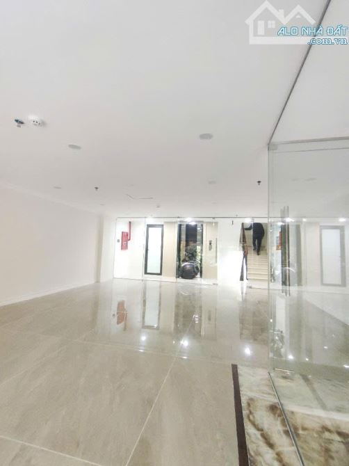 Bán TÒA VĂN PHÒNG , VỈA HÈ ĐÁ BÓNG, THIẾT KẾ HIỆN ĐẠI, THANG MÁY, 92m2 8 tầng giá TT - 4