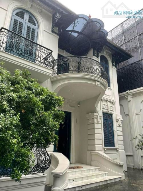 Cho thuê biệt thự sân vườn Ba Đình 400m2 x 5 tầng, thang máy, MT 13m, mới đẹp, sang trọng