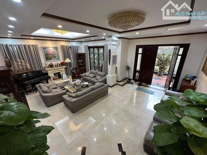 SIÊU PHẨM - Biệt thự VIP - Mỹ Đình 2 DT 204m² 4 Tầng, Lô Góc - Sẵn Sàng Giao Dịch