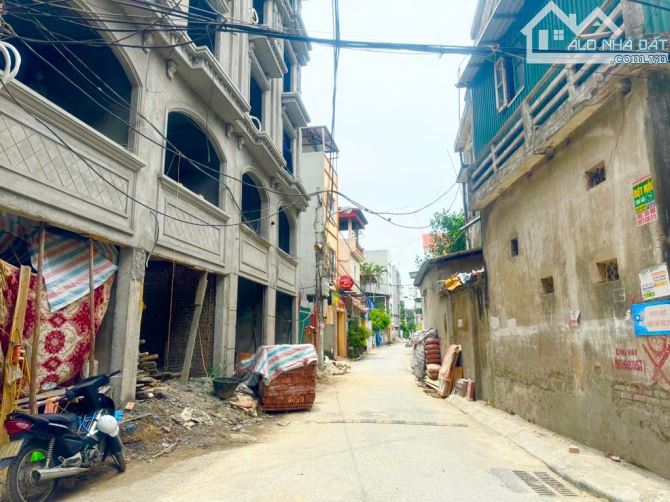 NHÀ  PHỐ GIANG BIÊN, DT35M, MT 6 M, GIÁ 6TỶ 8, PHÂN LÔ, GARA Ô TÔ, THANG MÁY.