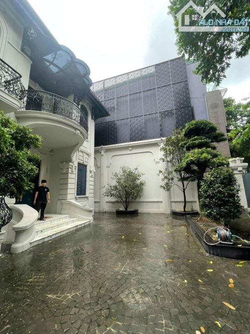 Cho thuê biệt thự sân vườn Ba Đình 400m2 x 5 tầng, thang máy, MT 13m, mới đẹp, sang trọng - 1