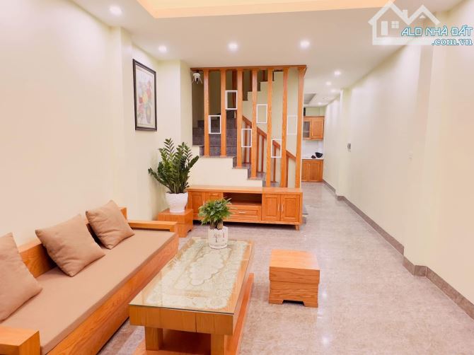 Nhà đẹp Bát Khối Long Biên về ở ngày 32 m2, 5 tầng, giá 5 tỷ 6 có gia lộc