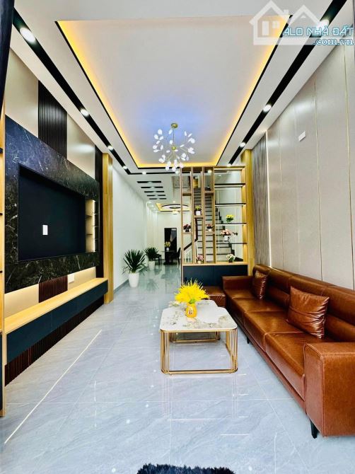 Bán nhà phố Trạm Long Biên ngõ nông cách vài bước ra ô tô tránh 33m2 5 tầng giá 5,6 tỷ