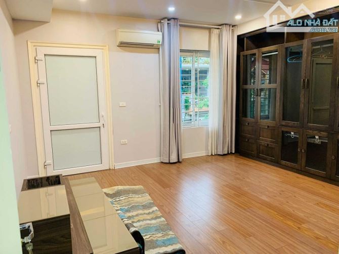 Cho thuê nhà ngõ 165 phố Dương Quảng Hàm. Diện tích 50m2 x 4.5 tầng, mỗi tầng 2 phòng 1 wc - 1
