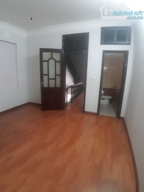 Cho thuê nhà ngõ 68 phố Cầu Giấy. DT 50m2 x 4 tầng mặt tiền 4m, Nhà đẹp, ô tô đậu cửa - 1