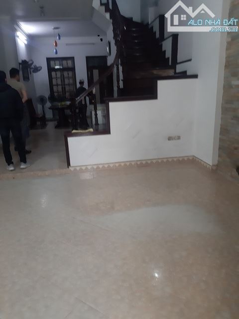 Cho thuê nhà ngõ 68 phố Cầu Giấy. DT 50m2 x 4 tầng mặt tiền 4m, Nhà đẹp, ô tô đậu cửa - 2