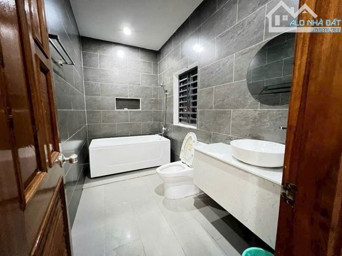 Bán nhà 2.5 tầng khu đảo Vip Hòa Xuân, MT Trung Lương 16, Cẩm Lệ, giá rẻ - 2