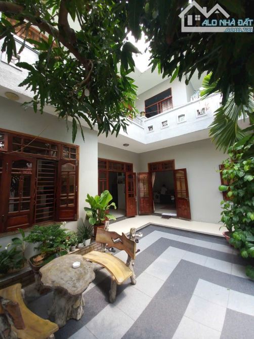Nhỉnh 9 TỶ: BIỆT THỰ gần BIỂN MỸ KHÊ - ĐÀ NẴNG: 10m x 20m - 2 TẦNG 3 PN - 4