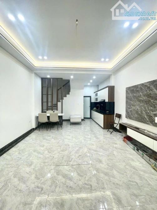 NHÀ ĐẸP LẮM. Cần bán nhà Cự Khối Long Biên 30m2 5 tầng 3 ngủ mới tinh hơn 4 tỷ