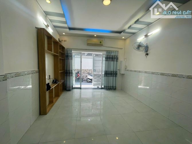 Bán nhà HXH, cách 2 căn đến MT Phạm Thế Hiển, P4 Q8