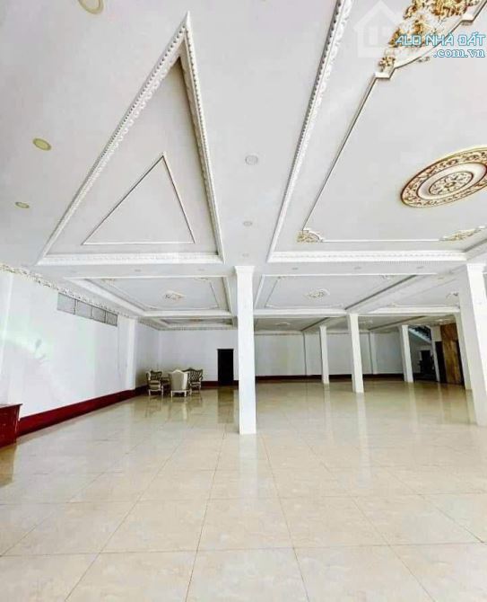 Cho thuê nhà lầu góc 3 mặt tiền dtsd 1400m2 trục chính quận bình thuỷ cần thơ