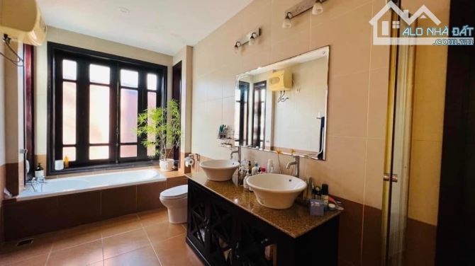 GIẢM CHÀO MẠNH 2.2 TỶ, GIÁ MỚI 47.8 TỶ. 💎 BÁN VILLA VIEW BIỂN 💎 Vị trí: Đường M