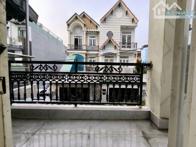 BÁN NHÀ 3 TẦNG ĐÚC HẺM XE TẢI KHU DÂN TRÍ CAO TCH10 Q12 GIÁ RẺ 5,6 TỶ DIỆN TÍCH 70M2 (5x14 - 6