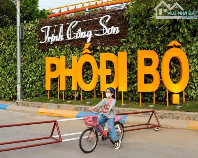 Bán Đất Phố Trịnh Công Sơn - 141m2 - Sổ Đỏ Đẹp - Mặt Ngõ - Ba Bước Ra Hồ Tây - Hiếm - 20Tỷ