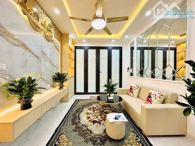 Bán nhà 25m2 xây 4 tầng phố Nguyễn Văn Linh, Long Biên gần Vinhomes Riverside