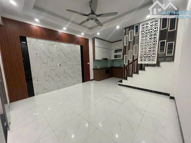 THỊNH LIỆT HOÀNG MAI NHÀ MỚI 5 TẦNG - Ô TÔ TRÁNH - SỔ VUÔNG - FULL CÔNG NĂNG - 6,2 TỶ.