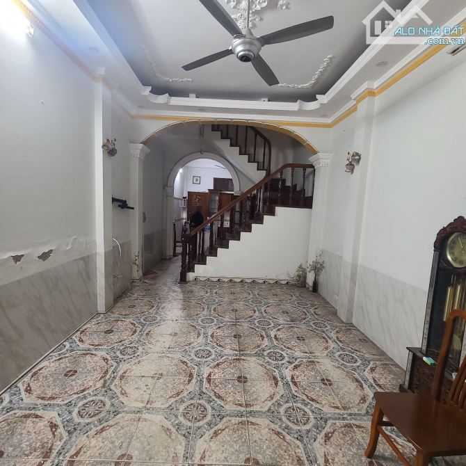 Bán nhà phân lô phố Chùa Láng - Đống Đa - 50m2 - Oto tránh, đỗ - Kinh doanh - 19.5 tỷ.