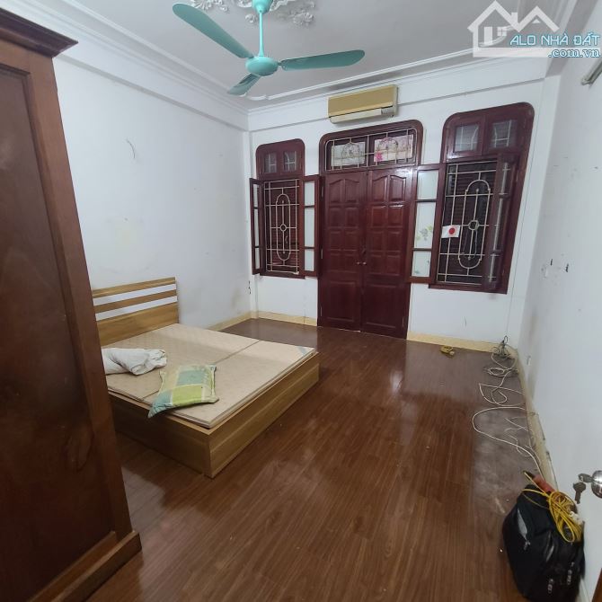 Bán nhà phân lô phố Chùa Láng - Đống Đa - 50m2 - Oto tránh, đỗ - Kinh doanh - 19.5 tỷ. - 4