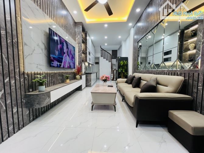 Bán nhà Cự Lộc Nguyễn Trãi nhà đẹp gần phố , 3 thoáng nội thất  LUXURY 31m giá 6.15 tỷ .