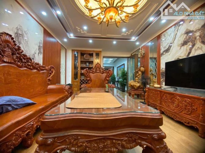 BÁN NHÀ VỊ TRÍ ĐẮC ĐỊA, KINH DOANH SẦM UẤT, VỈA HÈ, Ô TÔ TRÁNH, 2 THOÁNG QUẬN CẦU GIẤY.