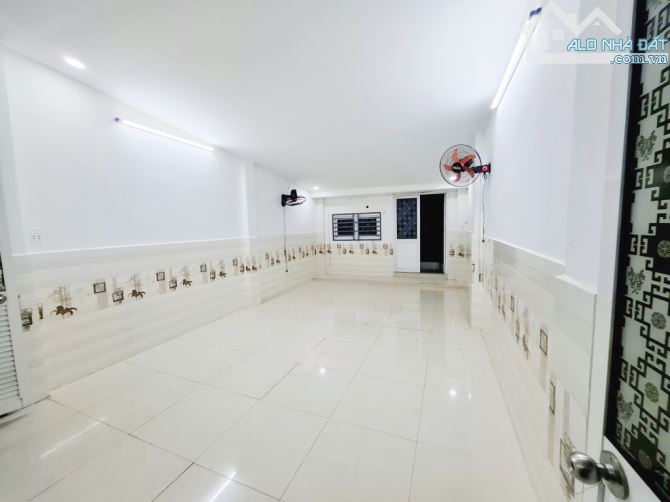 Bán nhà Tân Phú, Khuông Việt, 42m2, sát hẻm xe hơi, giáp quận 11, nhỉnh 3 tỷ.