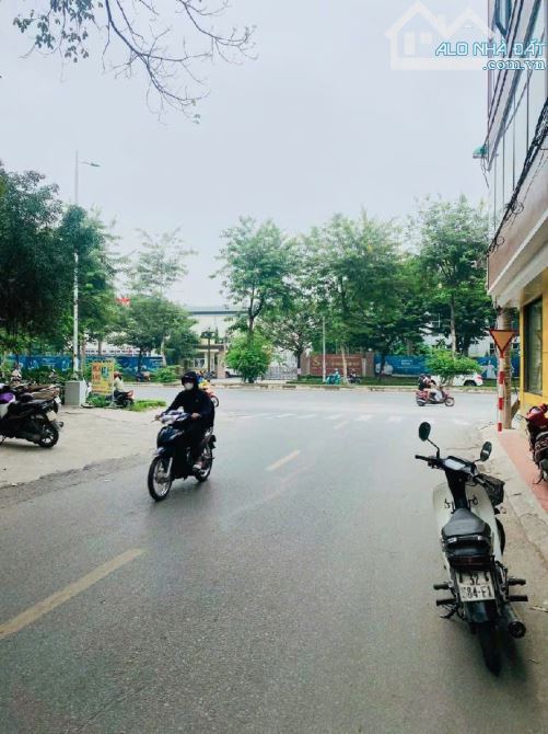 NHÀ ĐẸP TRỊNH VĂN BÔ, LÔ GÓC THOÁNG, Ô TÔ 4 CHỖ ĐỖ CỬA, CÁCH 1 NHÀ Ô TÔ TRÁNH.